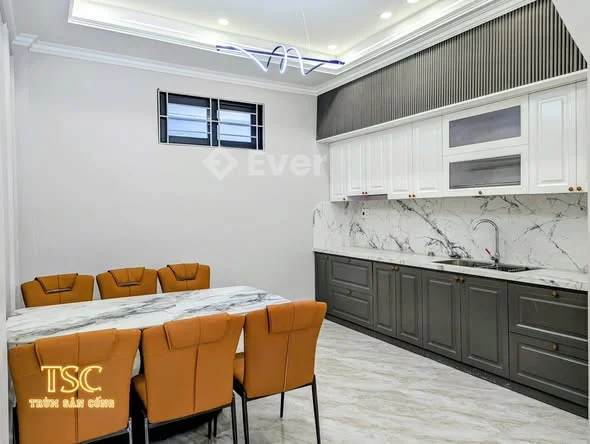 Nhà xây mới, sân cổng riêng, Sedan quay đầu trước cổng, ngay gần Hoàng Huy Commerce