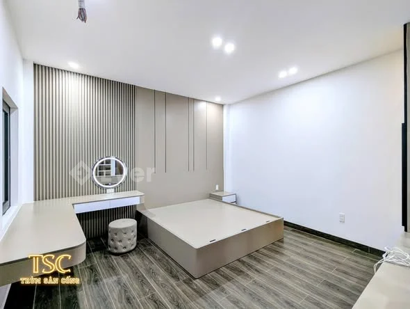 - Nhà xây mới tinh, sân cổng riêng tại Tô Hiệu