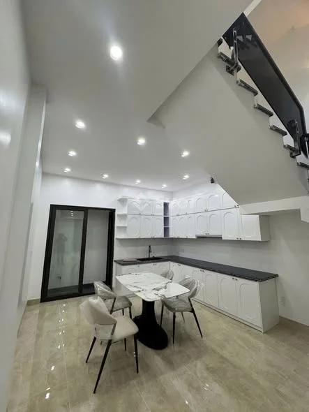 NHÀ HIẾM – NGAY GẦN CHỢ ĐA PHÚC – NGÕ Ô TÔ ĐỖ CỬA 3 tầng, 40m², 3PN + 3WC + phòng thờ + bếp + sân