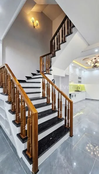 NHÀ 4 TẦNG – Ô TÔ ĐỖ CỬA – VỊ TRÍ VÀNG Gara ô tô riêng, phòng khách + bếp, 4PN, 3WC, ban công