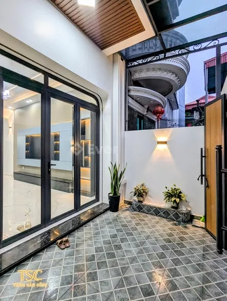 - Nhà đẹp, mới 90%, oto tải đỗ cách nhà chỉ 20m tại ngõ thông Hồ Sen - Chợ Hàng