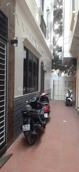 PHỐ HỒ SENVị trí đẹp đỗ sát nhà• Diện tích 52.m² thực tế ~ 60m²• Công năng 4 ngủ 4Wc