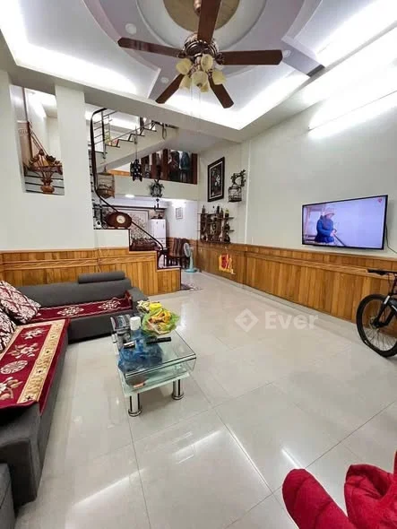 Chính chủ cần bán nhà 152 chợ Hàng giá chỉ hơn 3 tỷ( ngõ thông ra 283 Hồ sen )