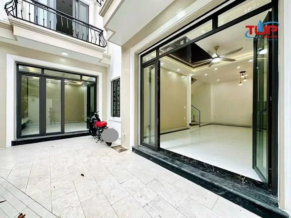 Lên sóng căn nhà phố đình đông - bốt tròn, có sân để xe rộng rãi, vị trí ngay gần trường, chợ