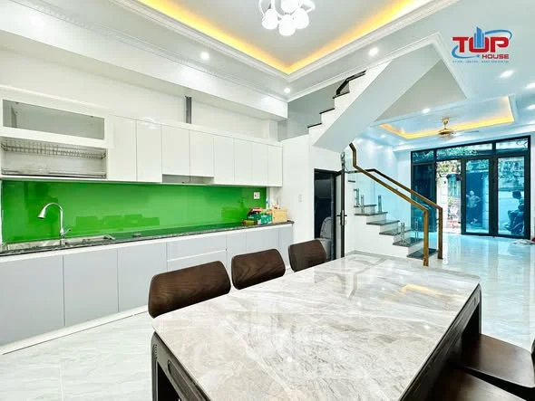 Phố Miếu Hai Xã_Lê Chân cũ, nhà đẹp xây mới độc lập có sân cổng riêng để xe, ngõ nông thẳng tắp - 4,2 tỷ - 50m²