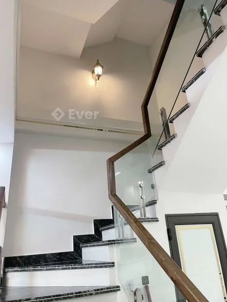 Gia chủ chuyển nhà mới . Cần nhượng lại căn nhà có lộc . Sạch sẽ . Mới 95 % . - 1,89 tỷ - 44m²