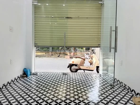 BÁN Nhà Mặt đường Vũ Chí Thắng - xây 3 tầng - kinh doanh buôn bán spa, nails, mi, gội đầu