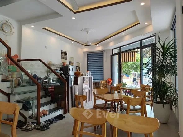 Chủ nhà định cư nước ngoài cần bán nhà 4 tầng lô góc vị trí Vàng