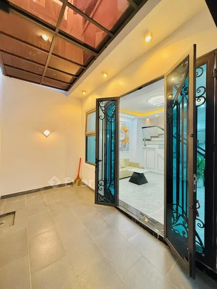 NHÀ MỚI SẠCH ĐẸP 3 TẦNG HÀNG KÊNH CÓ SÂN CỔNG RỘNG. FULL TIỆN ÍCH