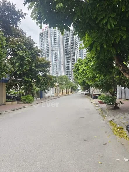 Chính chủ bán đất mặt ngõ 633 Thiên Lôi. - Đầy đủ các tiện ích: Aeon Mall, Highlands Coffee, tạp hóa