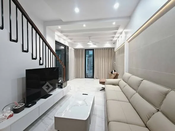 Nhà sân cổng mặt ngõ Hồ Sen - nhà mới full nội thất , chỉ việc ở