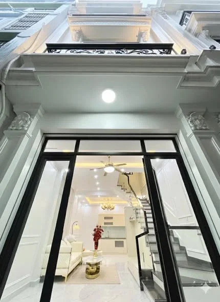 BÁN NHÀ 3,5 TẦNG – Ô TÔ ĐỖ CẠNH NHÀ – TRUNG TÂM VĂN CAO