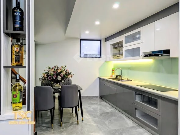 Nhà rộng rãi, có sân cổng riêng, ngõ nông rộng, cách mặt đường Hồ Sen chỉ 20m