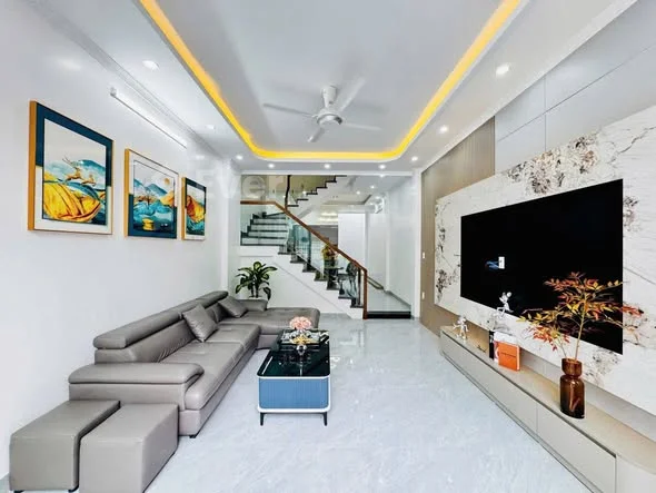 Nhà mới xây 4 tầng, sân cổng riêng, gần chợ Đôn