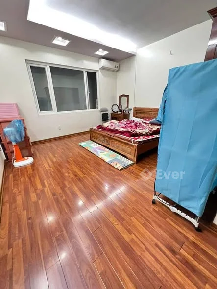 Phố 152 Hồ Sen - Chợ HàngDiện tích: 50m2 x 4 tầng. Nhà sạch sẽ về ở ngay, ngõ ngoài 2tránh nhau