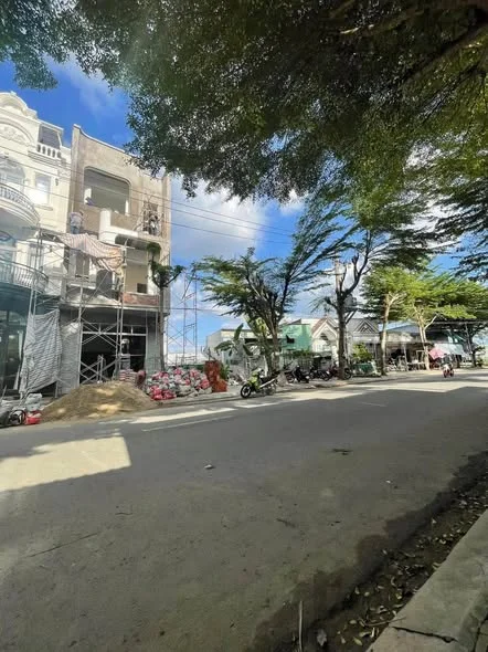 BÁN NHÀ ĐANG XÂY DỰNG MẶT TIỀN ĐƯỜNG XUÂN HỒNG. P LONG TUYỀN