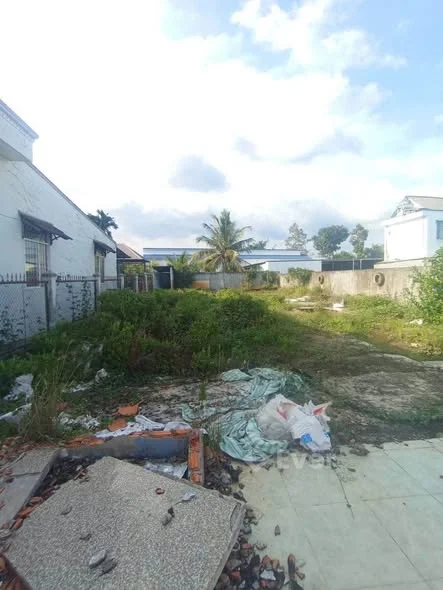 Hàng hót trung tâm hành chính thị trấn 1 ngàn. Xung quanh đầy đủ tiện ít