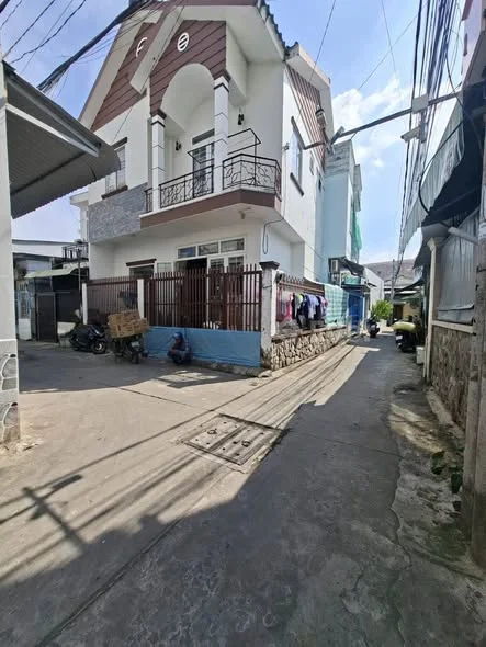 Giá : 2ty300 BÁN NHÀ TRỆT LỘ Ô TÔ , P NINH KIỀU TPCT Diện tích : 4 x 14 = 56m2 Pháp lý : Thổ cư