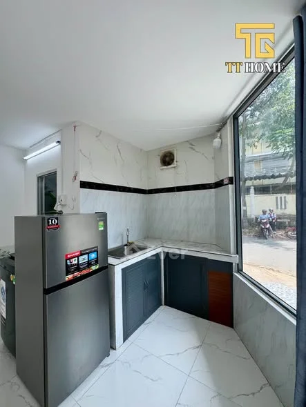 nhà góc 2 mặt tiền 5,5 triệu ( Vị trí đối diện cổng trường, thích hợp kinh doanh).