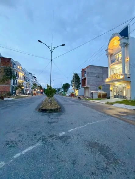 GIẢM 300 TRIỆUNHÀ MỚI ĐẸP TRỤC CHÍNH - ĐƯỜNG D1 -HỒNG LOAN 6A