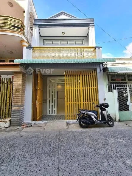 NHÀ ĐẸP - MẶT TIỀN LỘ NHỰA - VỊ TRÍ ĐẸP NẰM ĐỐI DIỆN - CỔNG TRƯỜNG - LÊ BÌNH