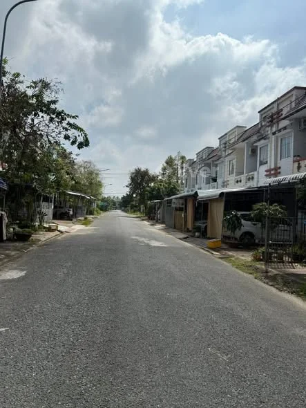 Bán nhà đẹp giá rẻ 1 trệt 1 lầu khu 586, phường Vị Thanh, TP Cần Thơ ! . Diện tích: 4 x 25m, thổ cư