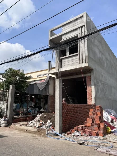 Giá 3 tỷ 850 triệu Bán nhà 1 trệt 1 lầu xây mới 100% hoàn công, có sân đậu ô tô và 1p ngủ tầng trệt