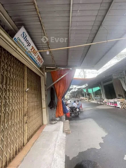 NGỘP NGỘP NGỘP BÁN NỀN CÓ NHÀ CẤP 4 TẠI TRUNG TÂM THỊ TRẤN THỚI LAI