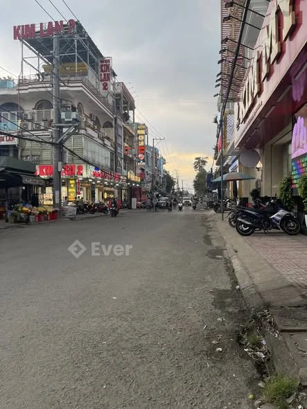 - Bán nền đối diện cổng chợ Cái Vồn thuộc phường Cái Vồn tỉnh Vĩnh Long