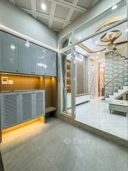 CÁCH ĐƯỜNG HOÀNG QUỐC VIỆT 30M NHÀ TRỆT 2 LẦU HOÀN CÔNG THIẾT KẾ HIỆN ĐẠI MỚI HOÀN THIỆN