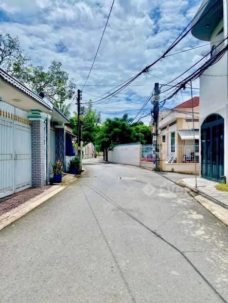 2,Xxx Tỷ ( Lộ Nhựa Ô Tô Đậu Trước Nhà ) BÁN NHÀ TRỆT LẦU HOÀN CÔNG - Thỏa thuận - 54.3m²