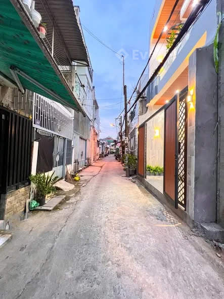 NHÀ 1 TRỆT 1 LẦU 3 PHÒNG NGỦ HẺM 182 TRẦN HƯNG ĐẠO - THÔNG RA HẺM 89 HUỲNH THÚC KHÁNG - NGAY TRUNG