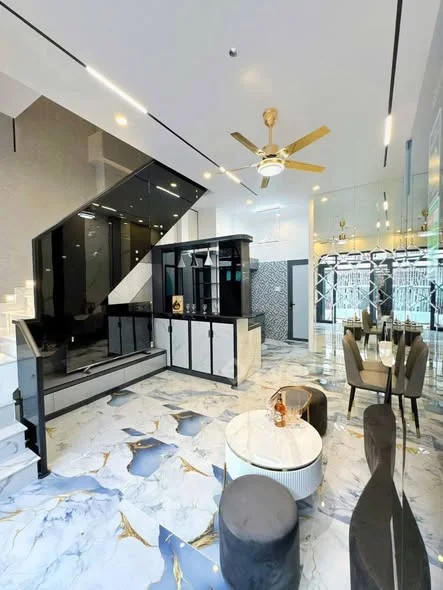 BÁN NHÀ 1 TRỆT 1 LẦU HẺM 182 TRẦN HƯNG ĐẠO THÔNG HẺM 89 HUỲNH THÚC KHÁNG • Diện tích: 4,7 × 9,6 = 41