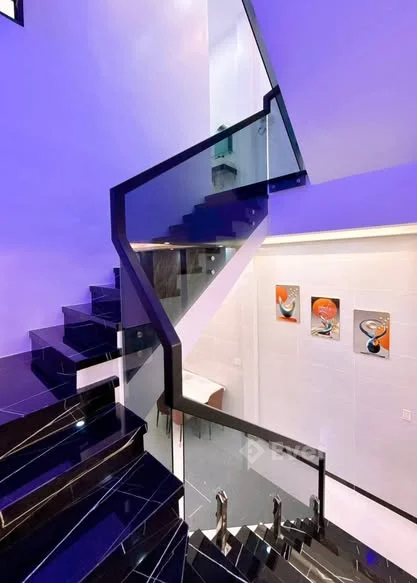 NHÀ 2 LẦU HẺM 218 NGUYỄN THÔNG Giá bán: 3 ty 190 Ô tô đậu trước nhà