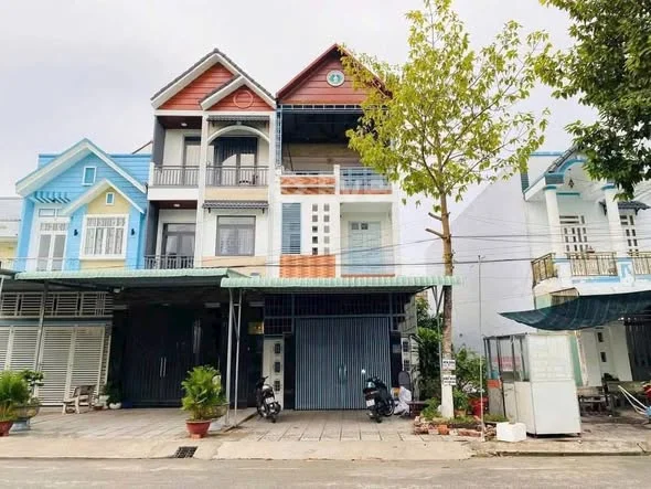 CHO THUÊ NHÀTRỆT 2 LẦU - VỊ TRÍ ĐẸP - TRỤC LỘ LỚN- KDC BÌNH NHỰT