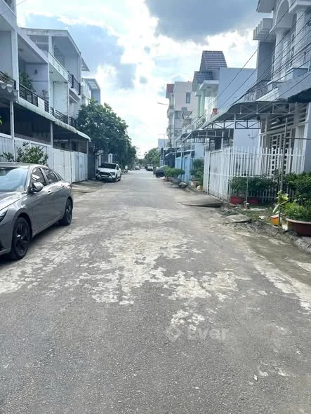 Bán cặp nhà đường số 8 kdc Công An, TPCT——- Diện tích: 10 x 18= 180m2- Pháp lý: Sổ hồng