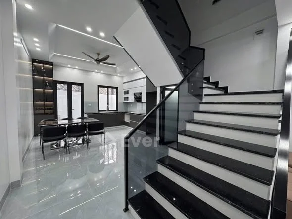 Nhà đẹp 3 tầng vừa hoàn thiện xong còn thơm mùi sơn mới full nội thất ngõ rộng ôtô 16 chỗ đỗ cửa hộ