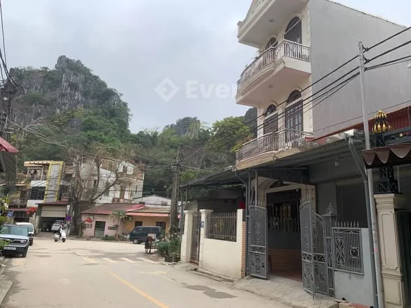 Cho thuê nhà dài hạn. Gồm : - 1 phòng khách 30m2- 1 phòng tầng 1,1 gác xép.