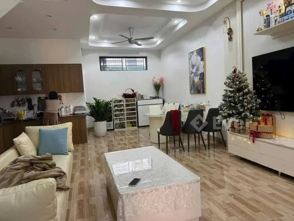 NHÀ MỚI ĐÓN TẾT. Chủ gửi bán 5 căn nhà 3-4 tầng ngõ Lê đại hành ngõ rộng xe 16 chỗ và 7 chỗ đi lại