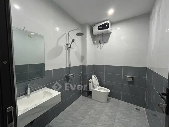 Nhà 3 tầng gần đường Hùng VươngNhà 3 tầng mới tinh, đầy đủ công năng 3 phòng ngủ, 3wc, phòng khách