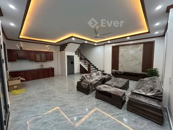 Nhà 3 tầng gần đường Hùng VươngNhà 3 tầng mới tinh, đầy đủ công năng 3 phòng ngủ, 3wc, phòng khách