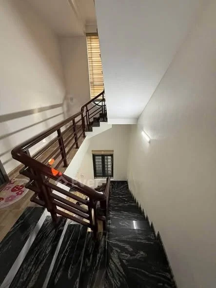 cần bán nhà 3 tầng mặt đường Nguyễn phi khanh vị trí đường rộng 2 làn xe tránh nhau d