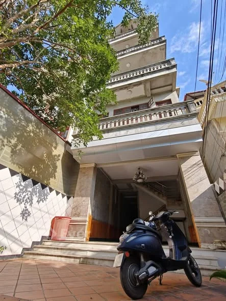 Gia đình cần bán căn nhà 5 tầng cách mặt đường bắc sơn 10m , dt 129,6m mt 5,5m hướng đông nam