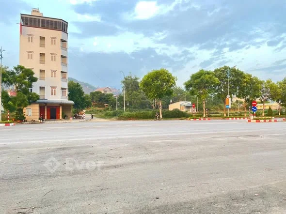 CẦN BÁN 3 XUẤT LIỀN NHAU MẶT ĐƯỜNG 58 TP LAI CHÂU 8 LÀN XE CHẠY