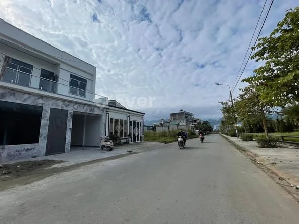 Căn 2 tầng đối diện khuôn viên vườn hoa đường Hoàng Văn Thụ