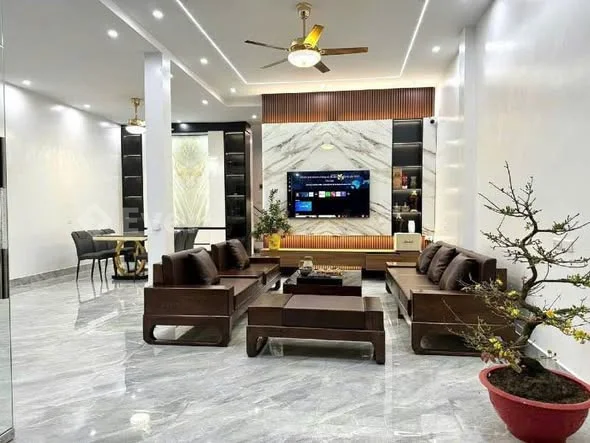 CĂN 3 TẦNG ĐẸP LUNG LINH CHÀO CÁC CHỦ NHÂN Ạ , thiết kế cầu thang bậc gỗ sang trọng