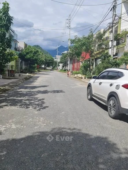 Bán nhà 2,5 tầng đang hoàn thiện mặt đường Trần khát trân tổ 28, phường tân phong, lai châu