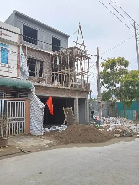 Căn 2,5 tầng đối diện bến xe em đang hoàn thiện các bác có nhu cầu alo em nhé