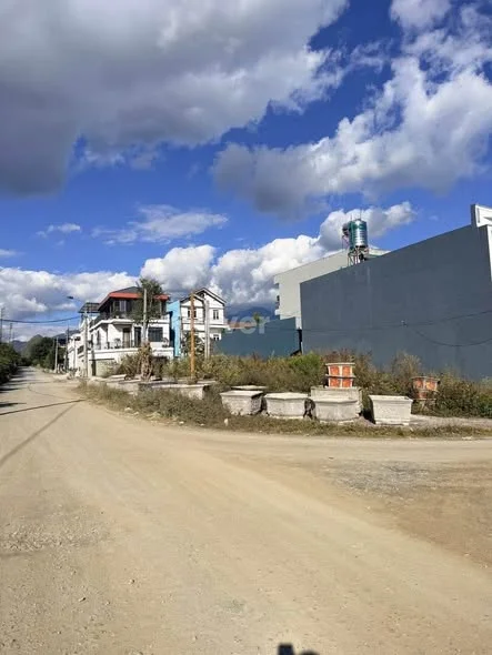 Ra nhanh lô 2 mặt tiền giá đầu tư ạ Vị trí: phố Tôn Thất Bách- Lê Hữu Trác