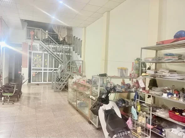 Anh chị nào đang tìm nhà vừa ở vừa kinh doanh thì xem ngay căn này nhé! Căn nhà cấp 4 có gác lửng